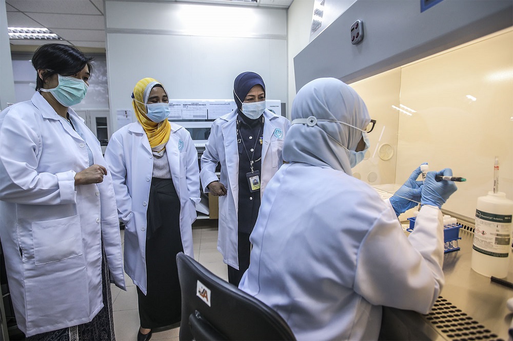(From left) Rose Foundation medical technical adviser Prof Dr Woo Yin Ling, Etiqa corporate social responsibility head Siti Hafizah Mohd Zaharom and PDRM Corporate Communication head Datuk Asmawati Ahmad. u00e2u20acu2022 Picture by Hari Anggara