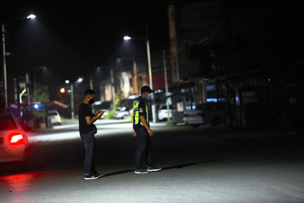 Police personnel man a road block in Kampung Kuala Sanglang following the targeted enhanced movement control order on August 8, 2020. u00e2u20acu201d Bernama pic n