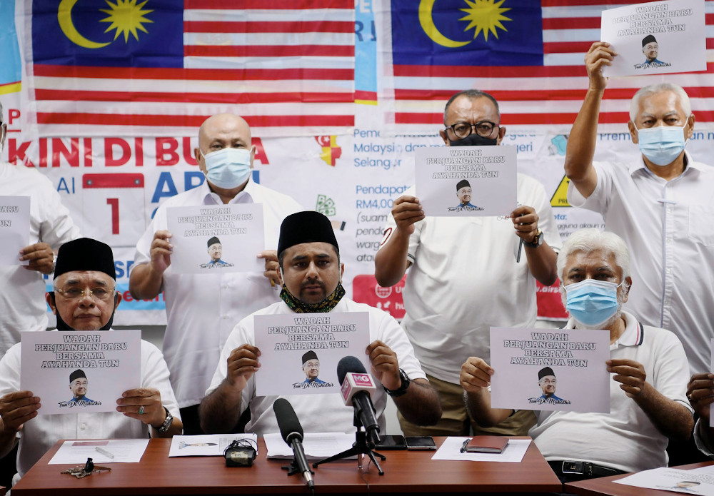 Bersatu Shah Alam division deputy chief Mohd Azlan Shah Mohd Arshad (centre) with other leaders in the Shah Alam division announce their resignation from the party August 10, 2020. u00e2u20acu201d Bernama pic 