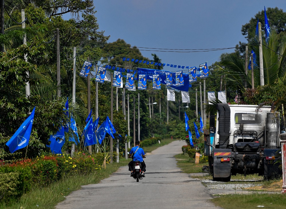 Barisan Nasional flags are seen along the road ahead of the Slim by-election in Tanjung Malim August 20, 2020. u00e2u20acu2022 Bernama picn
