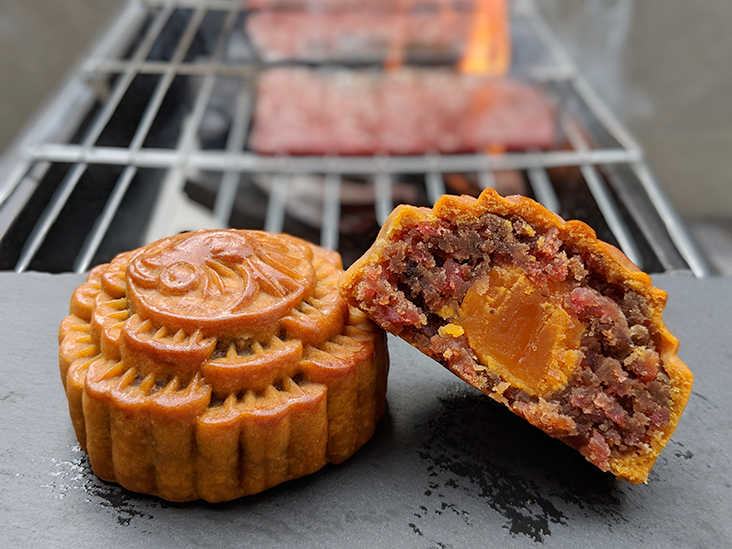 One of the unique mooncakes from Ching Han Guan that is available on UNBOX by Huff and Puff is the BBQ meat and salted egg yolk mooncake.