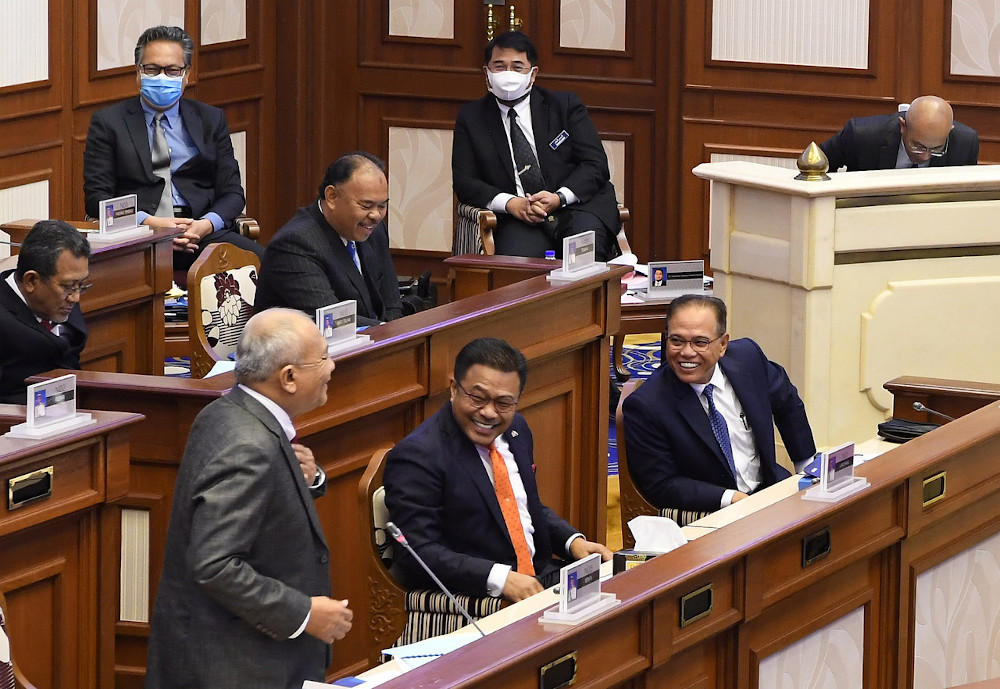 Pahang Mentri Besar Pahang Datuk Seri Wan Rosdy Wan Ismail (front, right) at the Pahang State Legislative Assembly sitting at Wisma Sri Pahang in Kuantan, August 24, 2020. u00e2u20acu201d Bernama pic 