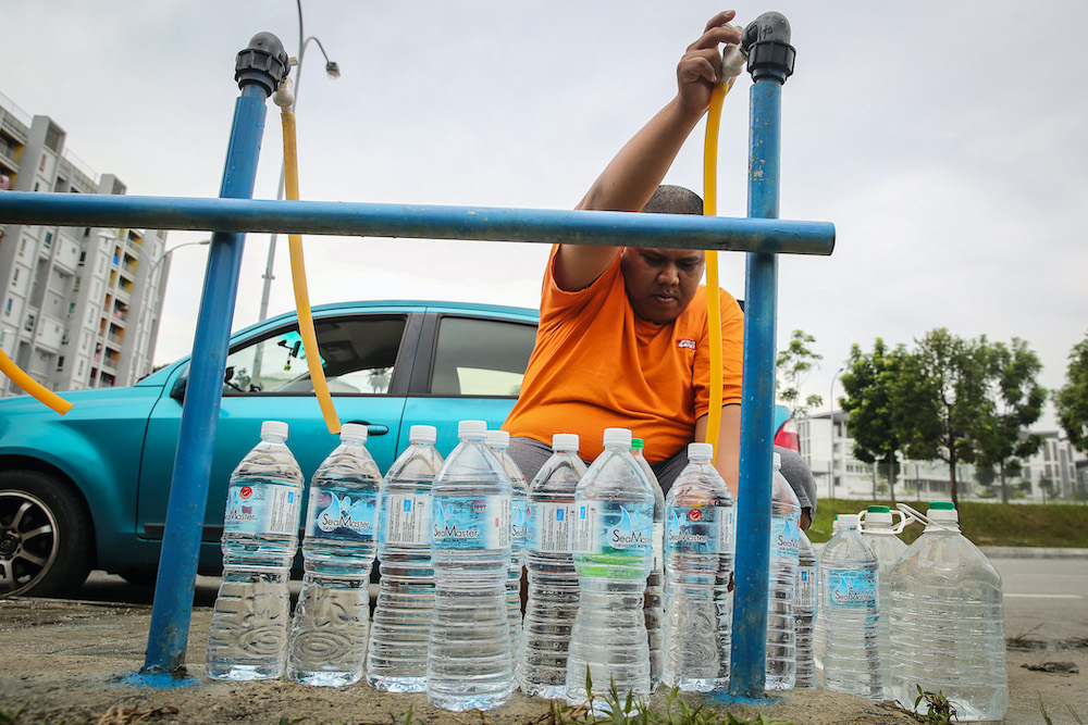Residents of Setia Alam collect water from an Air Selangor water point following the water disruption in the Klang Valley September 6, 2020. — Picture by Yusof Mat Isa