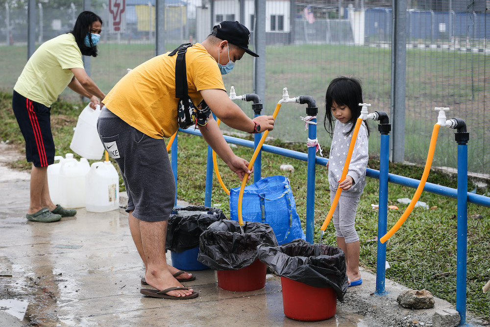 Residents of Setia Alam collect water from an Air Selangor water point following the water disruption in the Klang Valley September 6, 2020. u00e2u20acu201d Picture by Yusof Mat Isa