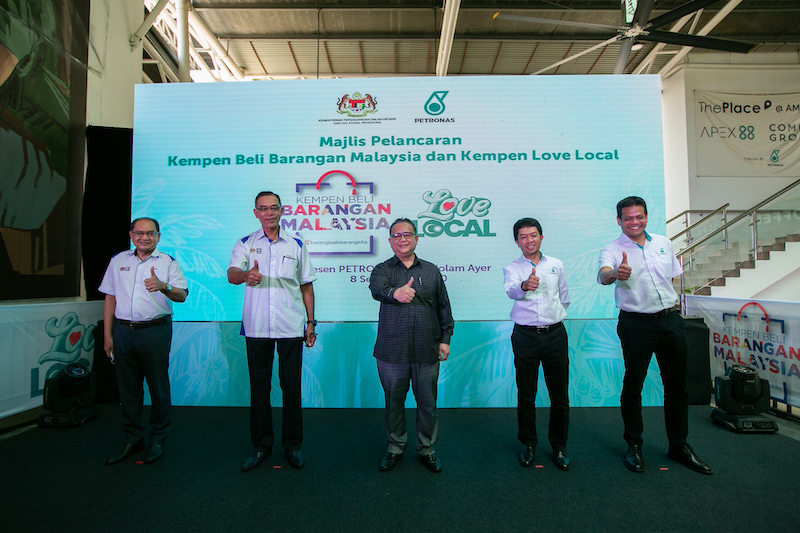 Domestic Trade and Consumer Affairs Minister Datuk Alexander Nanta Linggi (centre) hopes that Malaysians will support local talents to boost the domestic industry. — Picture courtesy of Petronas Malaysia