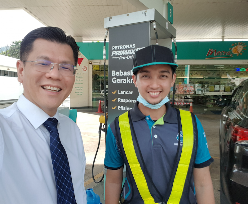 Lawyer Wong Fook Meng (left) has been inspired to be positive in life by petrol station attendant Ahmad Ridhwan Mohamed, who recovered from a serious accident. u00e2u20acu201d Photo via Facebook/Wong Fook Meng