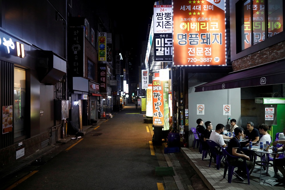 People drink outside in Seoul as tougher social distancing rules continue, August 31, 2020. u00e2u20acu201d Reuters pic