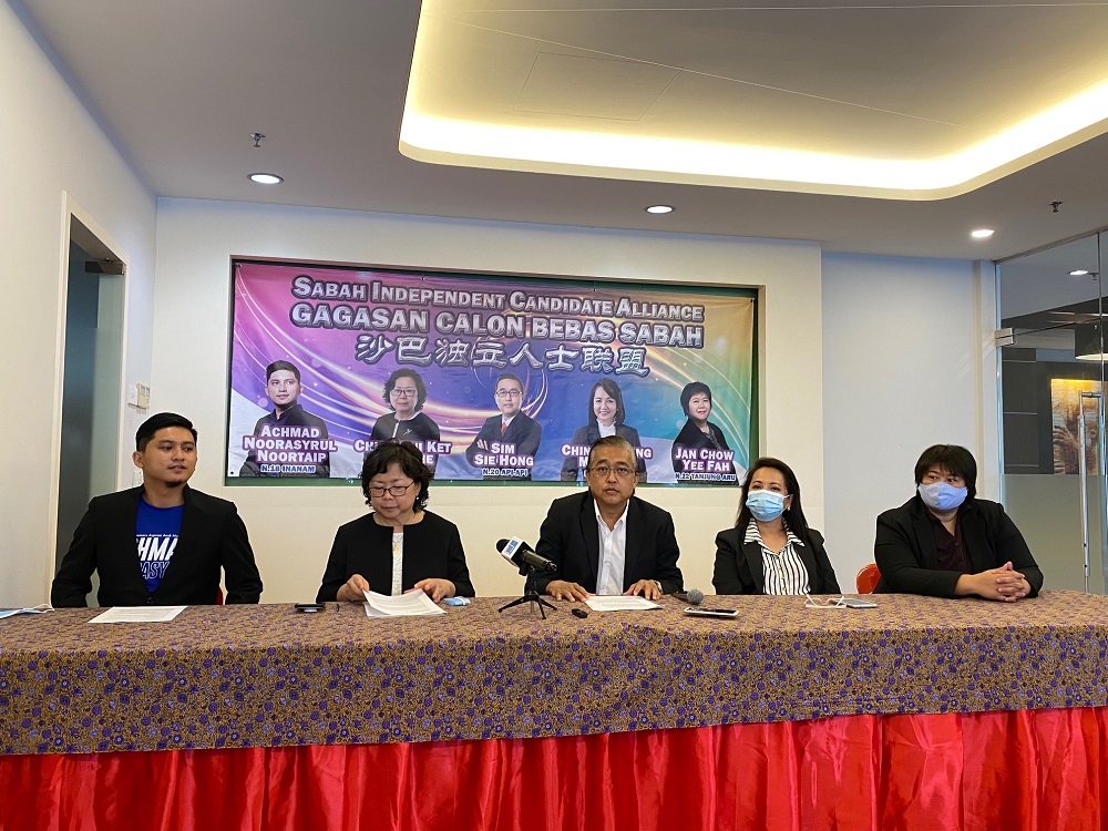 (From left) Achmad, Chia, Sim, Chin and Chow announce their candidacy as independents for five urban seats around the state capital u00e2u20acu201d Picture by Julia Chan