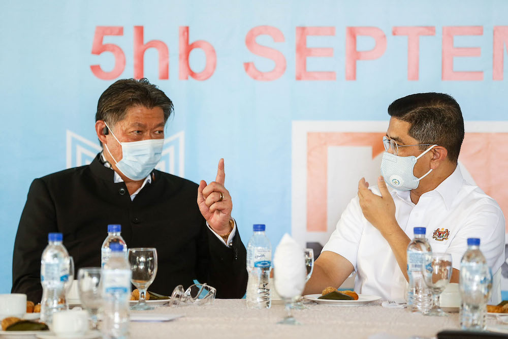 Datuk Seri Mohamed Azmin Ali (right) speaking with Fermpro Sdn Bhd managing director Datuk Siew Ka Wai (left) in Chuping, Perlis on September 5th. — Picture by Sayuti Sainudin