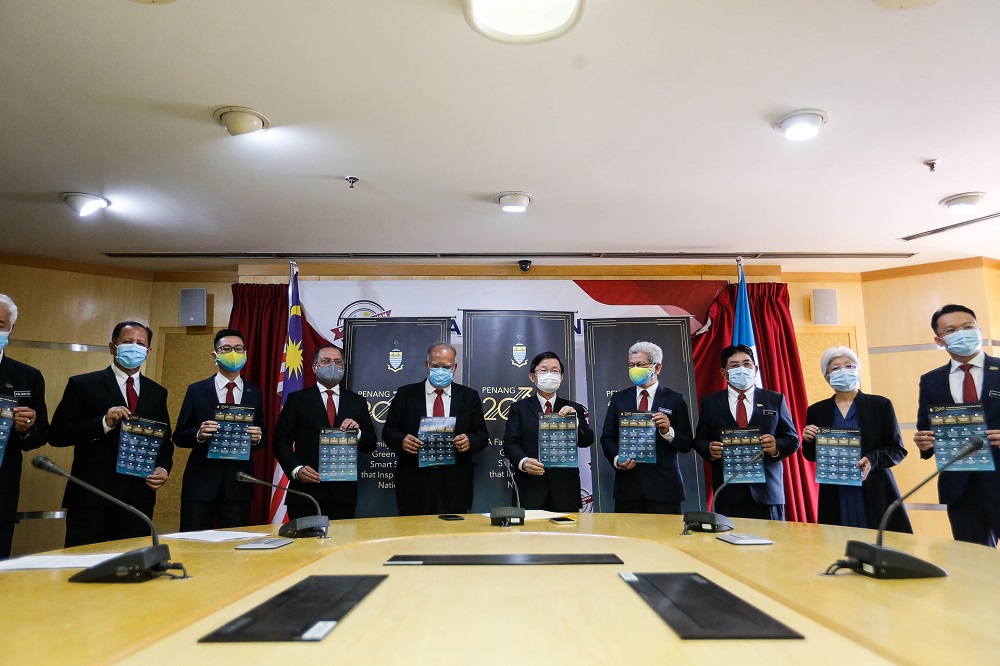 Penang Chief Minister Chow Kon Yeow (centre) poses for a group photo with the State Excos during a press conference in George Town September 9, 2020. u00e2u20acu201d Picture by Sayuti Zainudin