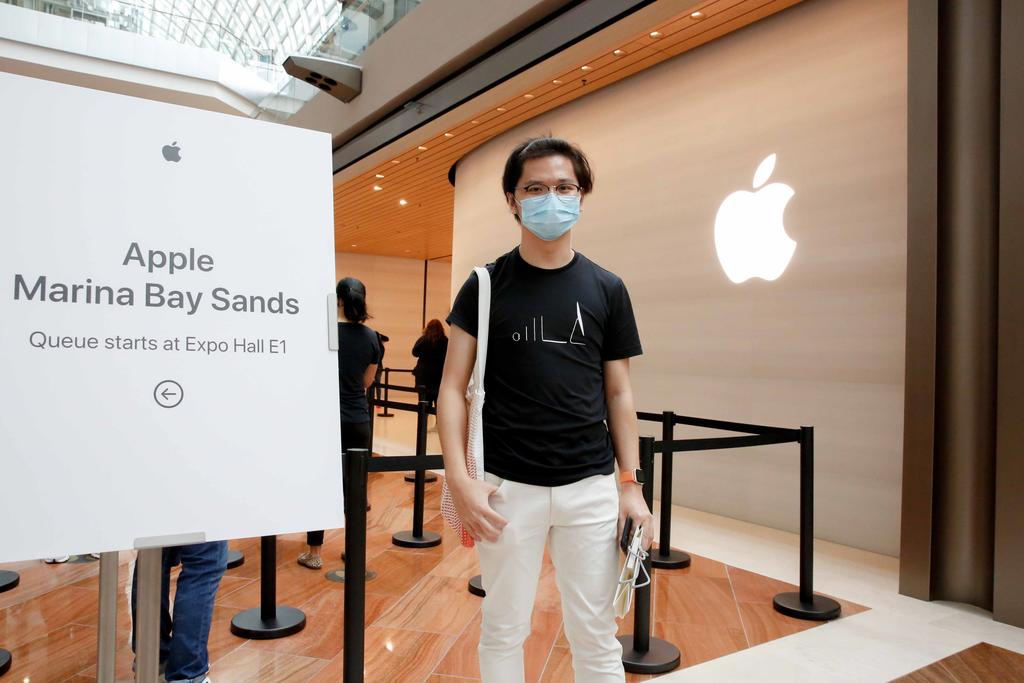 Polytechnic student Ervin Liyu was the first customer to enter the new Apple store at Marina Bay Sands on Sept 10, 2020. u00e2u20acu201du00c2u00a0TODAY pic