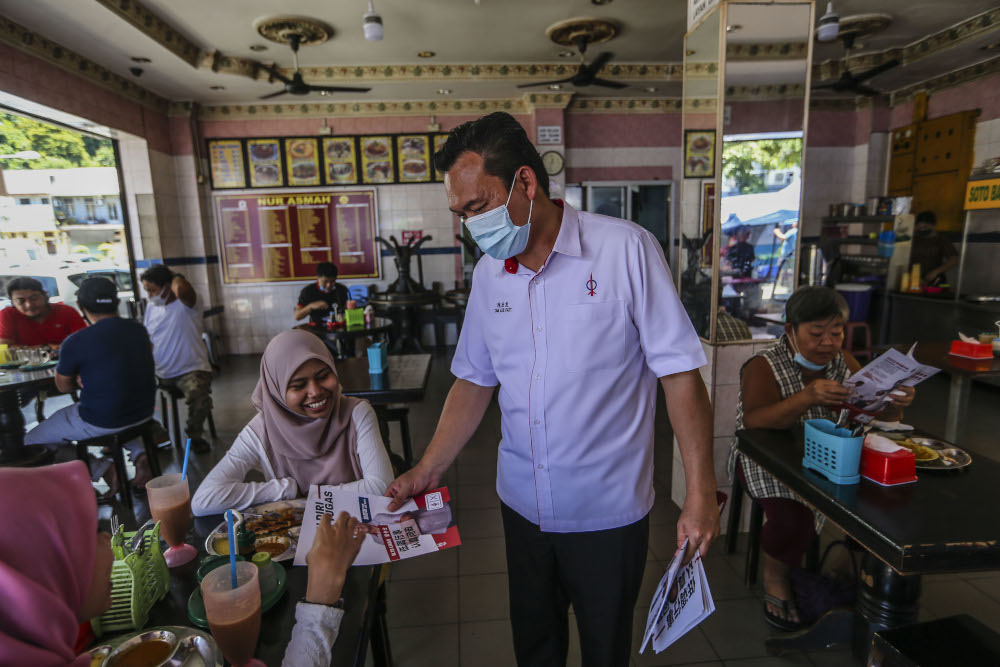 Warisan party candidate for the Likas constituency Tan Lee Fatt from DAP  contesting under Parti Warisan Sabah conducts a walkabout at the Gaya Street (Sunday Market) in Kota Kinabalu, Sabah September 13, 2020. — Picture by Firdaus Latif