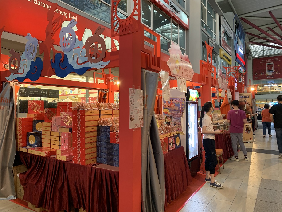 Check out the selection of delicious mooncakes and colourful landers at Sunway Giza Mall’s Mid-Autumn Fair. — Picture courtesy of Sunway Malls