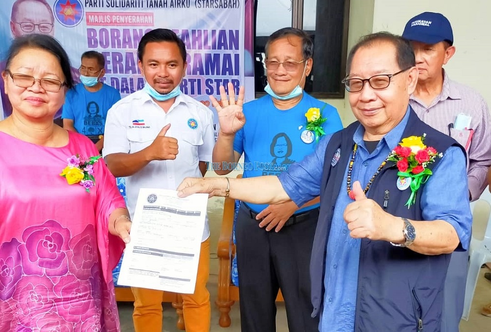 Datuk Anita Baranting (left) handing over the membership application form to Dr Jeffrey (right). -- Borneo Post Online pic