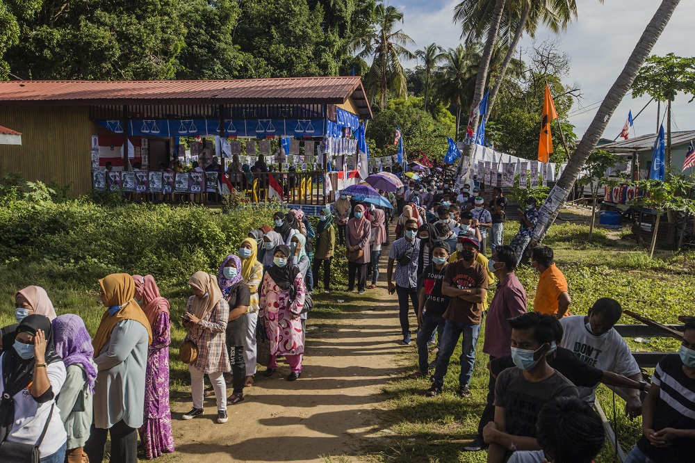Voters wearing protective masks queue up to cast their votes during the Sabah state election in SK Pulau Gaya September 26, 2020. u00e2u20acu201d Picture by Firdaus Latif