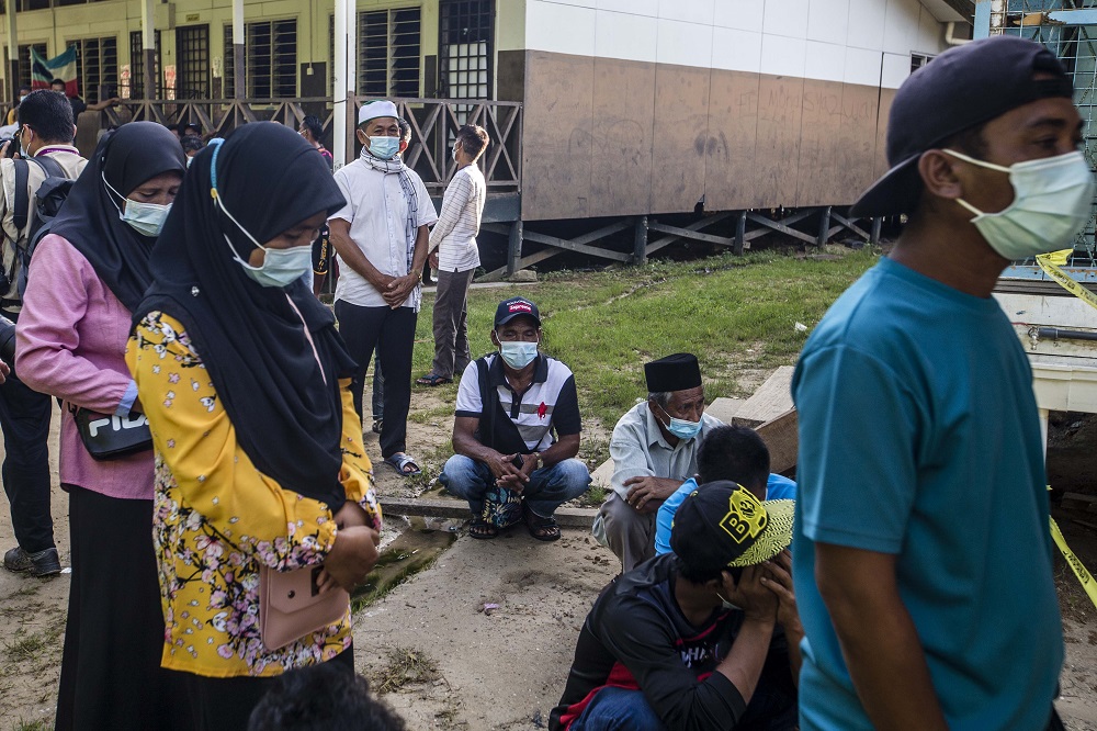 Voters wearing protective masks queue up to cast their votes during the Sabah state election in SK Pulau Gaya September 26, 2020. u00e2u20acu201d Picture by Firdaus Latif