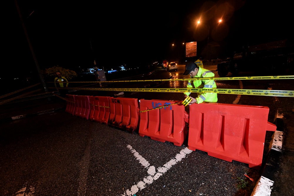Police personnel man a road block in Kota Setar after the district was placed under administrative EMCO, September 11, 2020. u00e2u20acu201d Bernama pic