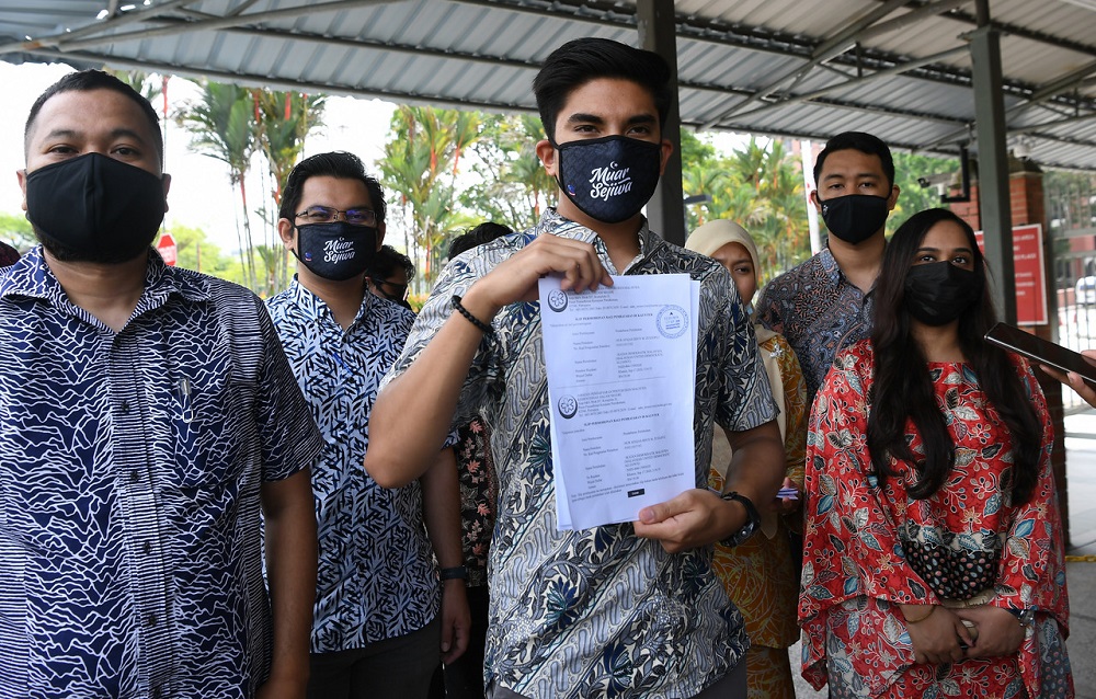 Former youth and sports minister Syed Saddiq Abdul Rahman (centre) at the Registrar of Societies in Putrajaya September 17, 2020. u00e2u20acu201d Bernama pic