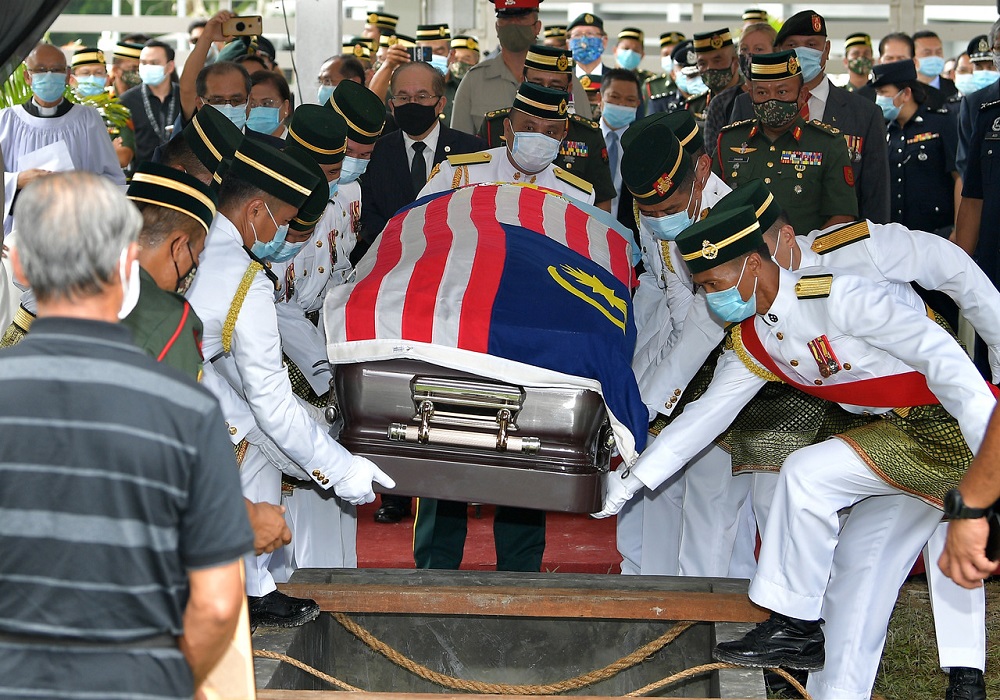 National hero Datuk Awang Raweng is accorded a state funeral at the Heroes Memorial cemetery in Kuching September 21, 2020. u00e2u20acu201d Bernama pic