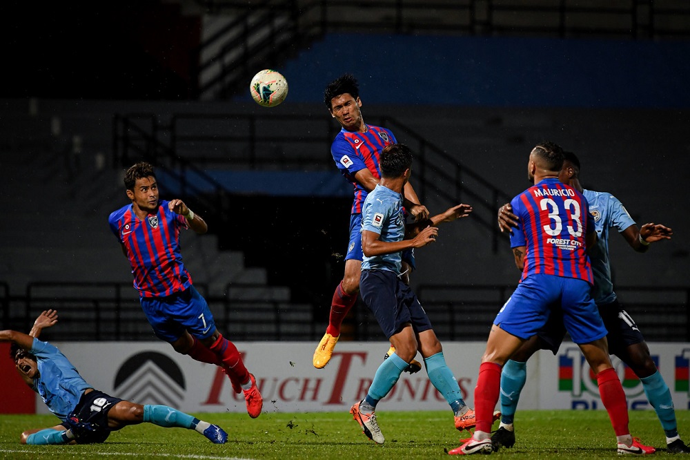 JDT player Mohd Fadhli Mohd Shas (centre) in action against PJ City FC players during their mamtch at the MBPJ stadium in Petaling Jaya September 25, 2020. u00e2u20acu201d Bernama pic