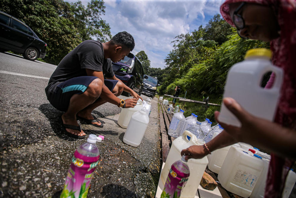 A general view of some residents seen collecting hill water as an alternative measure after facing water supply disruption during a survey in Jalan Ulu Yam on September 6, 2020. u00e2u20acu201d Picture by Hari Anggara