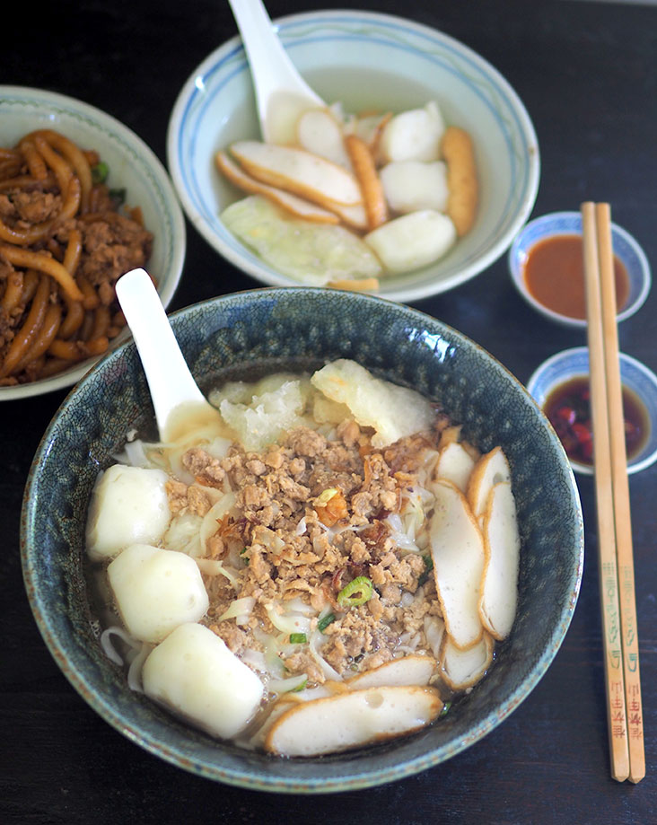 If you prefer a soupy version, the broth has a delicate sweetness that matches the fish balls, fish cake and fish maw perfectly