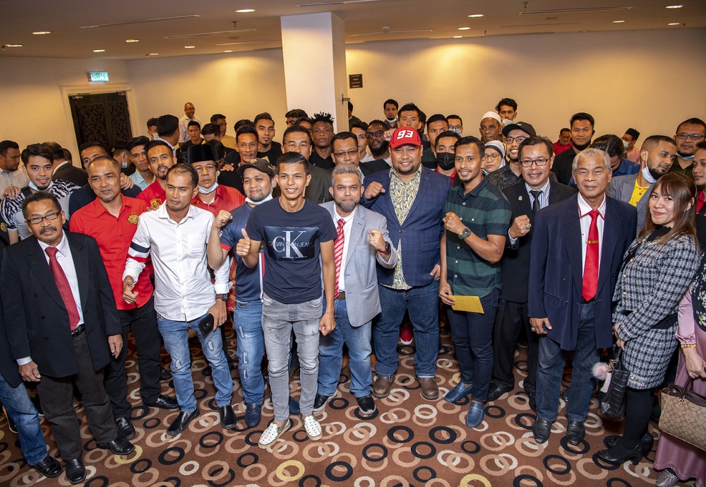 The Red Warriors owner Norizam Tukiman (fifth, right) said that of the RM3.6 million amount, RM2.4 million was used to fully settle the arrears owed to 15 former players and officials who featured for Kelantan in 2017, 2018 and 2019.