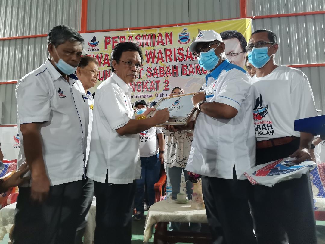 Shafie signing the plaque for the multipurpose hall at Kampung PPRT Sabah Baru Peringkat II. u00e2u20acu201d Borneo Post pic