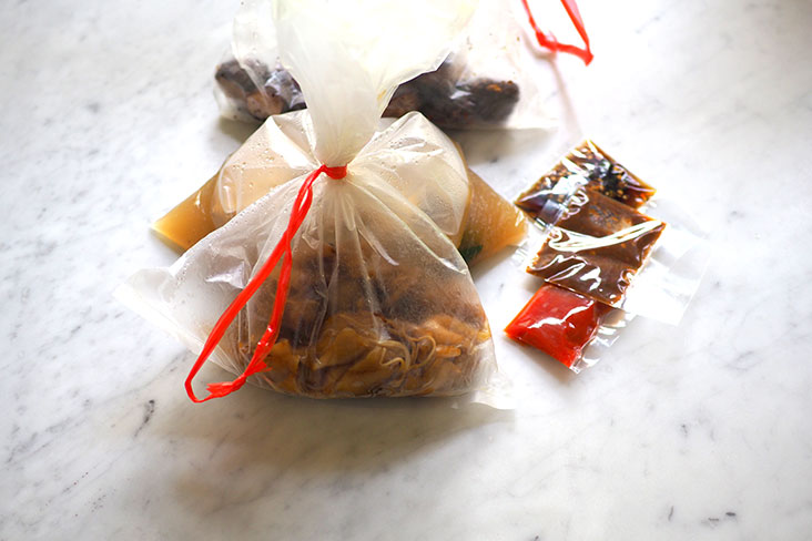 Your takeaway for noodles with gravy is packed separately while they seal the sauces in plastic bags making it easy to transport