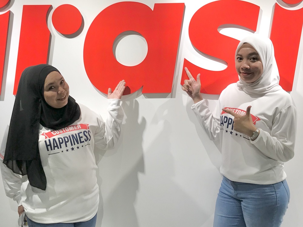 AirAsiau00e2u20acu2122s head of operations for customer happiness department Dalina Daut (left) and customer happiness executive Ili Bazilah opened up about their experience of handling guest queries during the Covid-19 outbreak. u00e2u20acu201d Picture by Tan Mei Zi