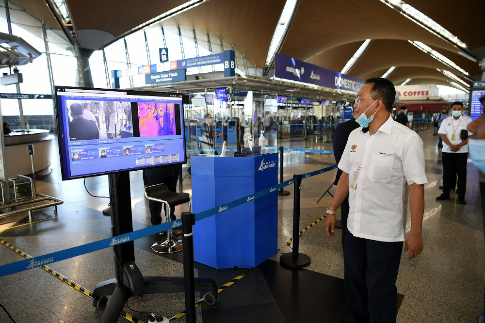 Human Resources Deputy Minister Awang Hashim monitors Covid-19 screening activity at the entrance of the Kuala Lumpur International Airport (KLIA) September 24, 2020. u00e2u20acu201d Bernama pic