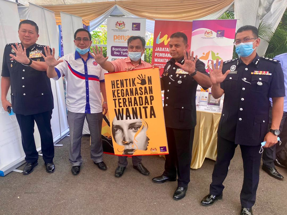 Johor police chief Datuk Ayob Khan Mydin Pitchay (2nd right) and his deputy Datuk Khaw Kok Chin (left) at the Dewan Tan Sri Mohamed Rahmat in Tampoi, Johor Baru September 28, 2020. u00e2u20acu201d Picture by Ben Tan