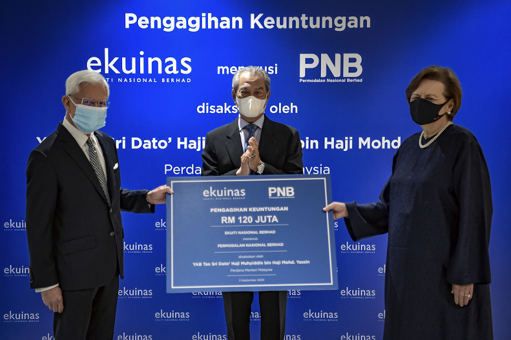 Tan Sri Muhyiddin Yassin (centre) witnessed the presentation of a replica of Ekuinas profit distribution through PNB represented by Ekuinas chairman Raja Tan Sri Arshad Raja Tun Uda and PNB Tan Sri Dr Zeti Akhtar Aziz at Menara PNB, September 3, 2020. u00e2u20acu201d