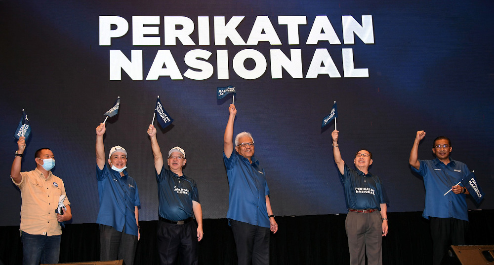 (From left) Datuk Seri Hamzah Zainuddin, Datuk Jahid Jahim, Datuk Hajiji Mohd Noor, Datuk Yong Teck Lee, Datuk Dr Jeffrey Kitingan dan Datuk Takiyuddin Hassan wave the Perikatan Nasional flag in Kota Kinabalu September 9, 2020. u00e2u20acu201d Bernama pic