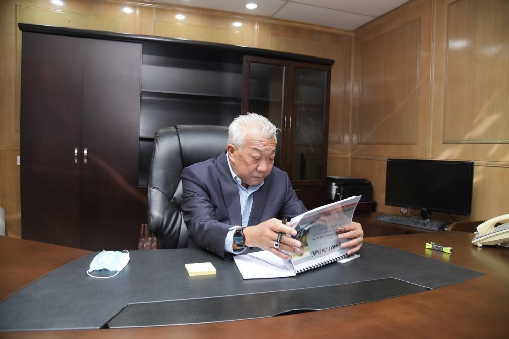 Datuk Seri Bung Moktar Radin gets down to business on his first day at work at the Sabah Works Ministry in Kota Kinabalu September 30, 2020. u00e2u20acu201d Bernama pic