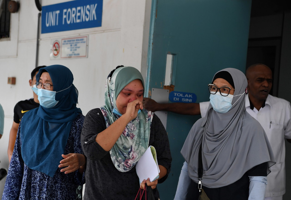 Nor Jamilah Ahmad (2nd left) in tears after claiming the body of her niece Sharifah Fariesha Syed Fathi at the Forensic Unit of Hospital Seberang Jaya September 17, 2020. u00e2u20acu2022 Bernama pic