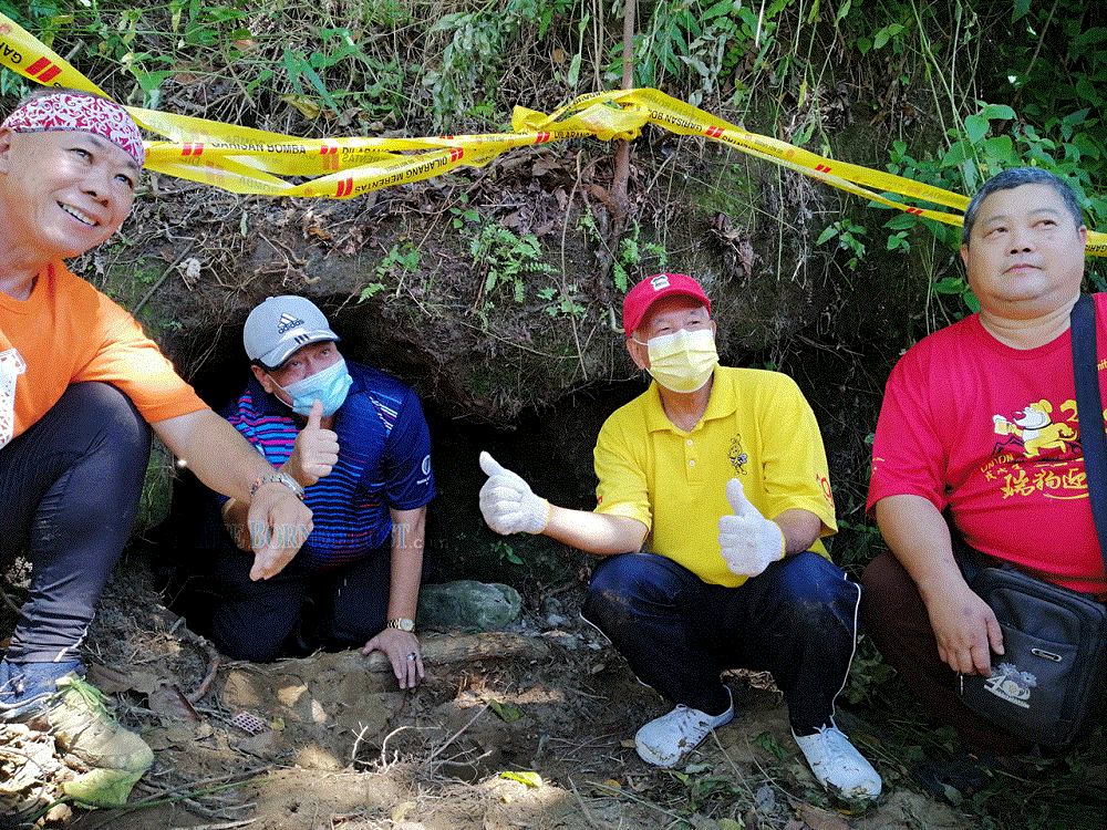 (From left) Chin Khiok Voo, Abdul Aziz, Ting and MOTHHH chairman Lau Sie King checking out the site. u00e2u20acu201d Borneo Post Online pic