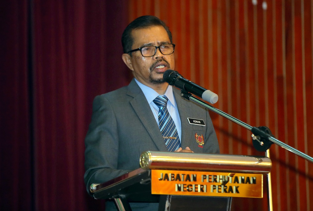 Cuepacs president Adnan Mat speaks at the State Forestry Department Headquarters in Meru September 30, 2020. u00e2u20acu2022 Picture by Farhan Najib
