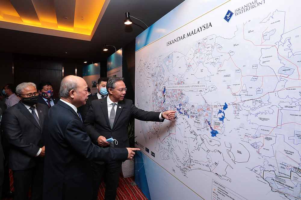 Johor Mentri Besar Datuk Hasni Mohammad looking at the the proposed first phase of the development of a 38-acre mixed-use development in Skudai, Johor. u00e2u20acu201d Picture courtesy of Ravin Media Services