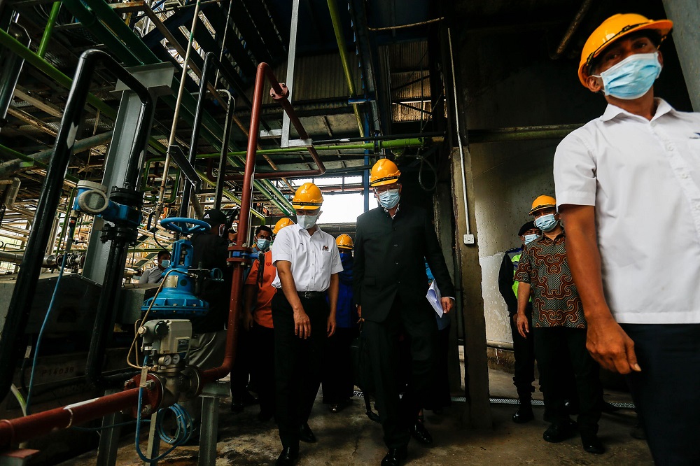 Datuk Siew Ka Wai (centre) and Senior Minister of International Tade and Industry Datuk Seri Mohamed Azmin Ali (left) visiting the plant here in Chuping, Perlis September 5, 2020. u00e2u20acu2022 Picture by Sayuti Zainudin