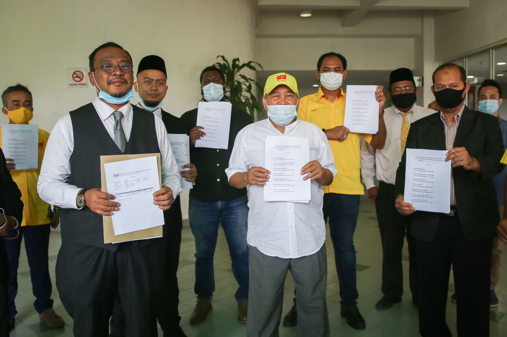 Putra president Datuk Ibrahim Ali (centre) poses for a group picture at the Shah Alam High Court September 9, 2020. u00e2u20acu201d Picture by Yusof Mat Isan
