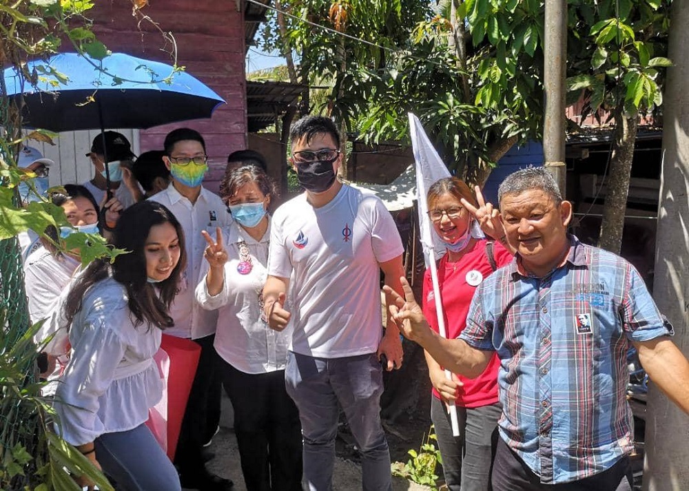 Lasimbang during a walkabout at Kg Sodomon with Zairil Khir Johari and Howard Lee. u00e2u20acu201d Borneo Post Online pic