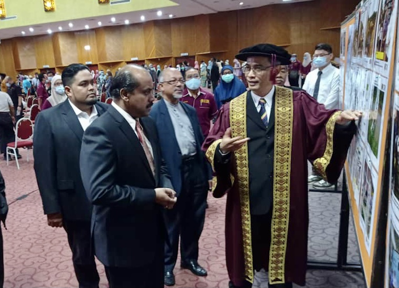 Johor Health and Environment Committee chairman R. Vidyanathan is briefed by Professor Abdull Rahim Mohd Yusoff on the study at UTM Skudai in Johor Baru September 21, 2020. u00e2u20acu201d Picture by Ben Tan