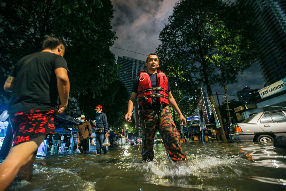 Kuala Lumpur Fire and Rescue Department director Nordin Pauzi said the department began receiving reports of floods in the city from 4.25pm onwards. — Picture by Hari Anggara