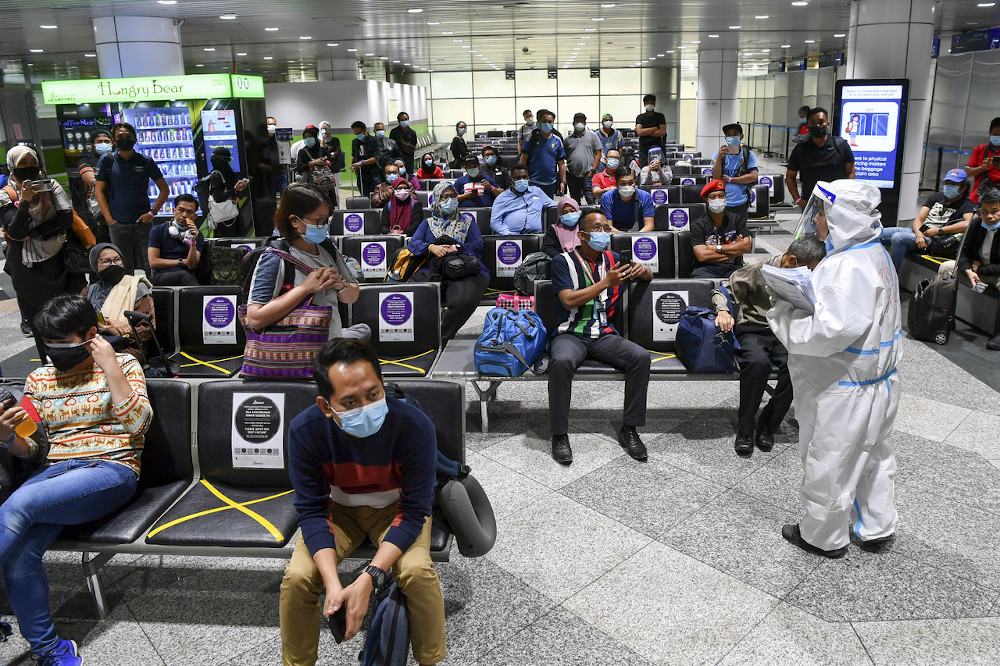 Health Ministry officers briefing passengers from Sabah upon their arrival at the Kuala Lumpur International Airport (KLIA) September 28, 2020. u00e2u20acu201d Bernama pic 