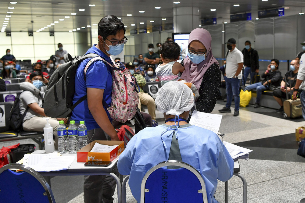 Health Ministry officers conduct Covid-19 screening on passengers arriving from Sabah at the Kuala Lumpur International Airport (KLIA) September 28, 2020. u00e2u20acu201d Bernama pic 