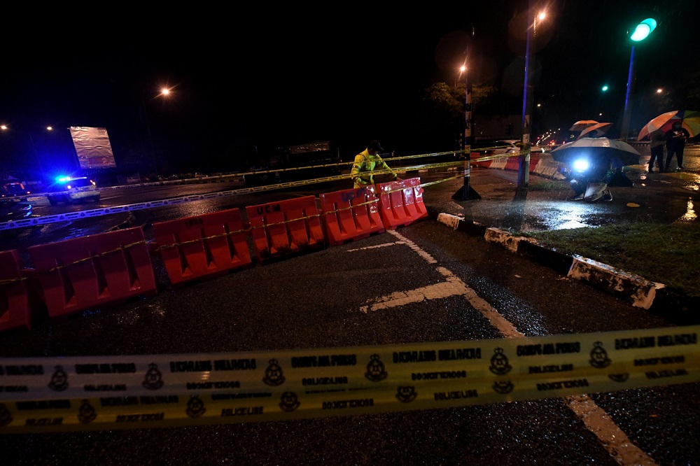Police personnel man a road block in Kota Setar after the district was placed under administrative EMCO, September 11, 2020. u00e2u20acu201d Bernama pic