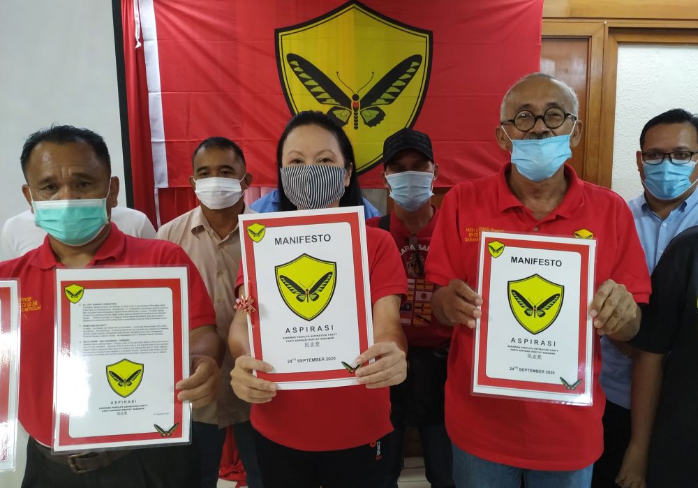 Aspirasi president Lina Soo (centre) with the partyu00e2u20acu2122s chairman Buln Ribos (left) and deputy president Lawrence Hugh Zehnder at the launch of Aspirasiu00e2u20acu2122s election manifesto September 24, 2020. u00e2u20acu201d Picture by Sulok Tawie
