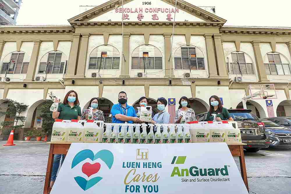 Luen Heng F&B commercial director Sean Soh (third from left) hands over the AnGuard disinfectant to Jane Lee. Looking on are Wong Kum Ming and representatives from the school and AnGuard. u00e2u20acu201d Picture by Ahmad Zamzahuri