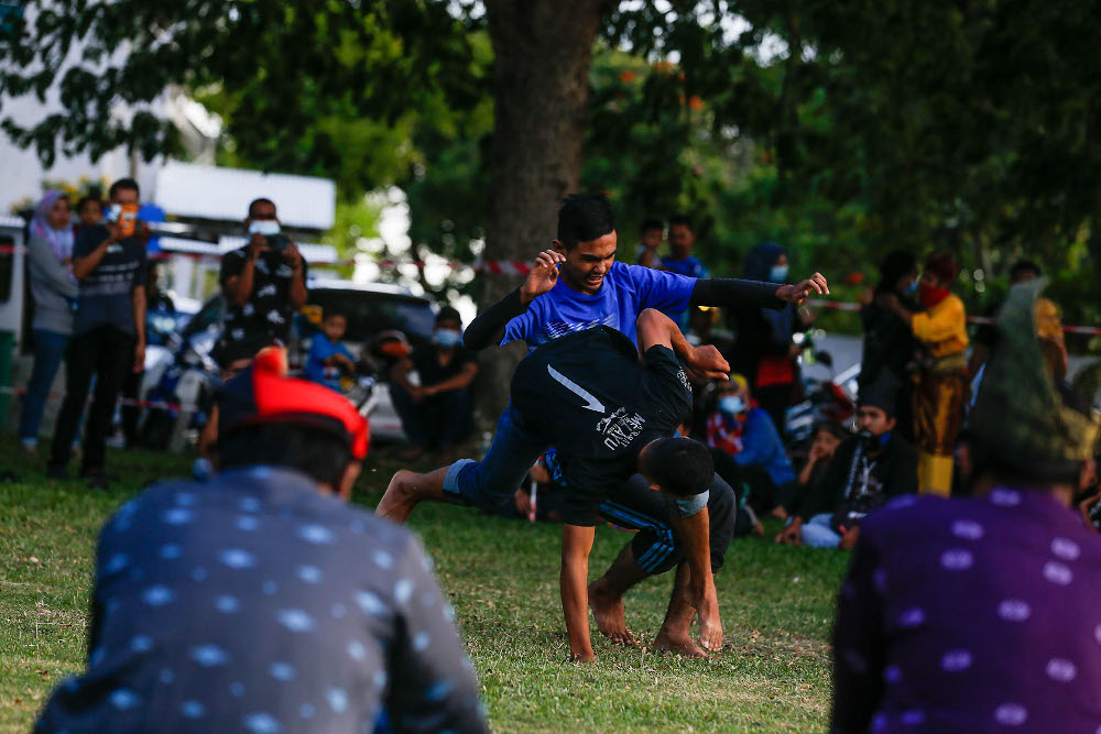 Silat enthusiasts perform the silat during a Malaysia Day celebration at Bagan Ajam Rest and Recreation area in Penang, September 16, 2020. u00e2u20acu201d Picture by Sayuti Zainudin